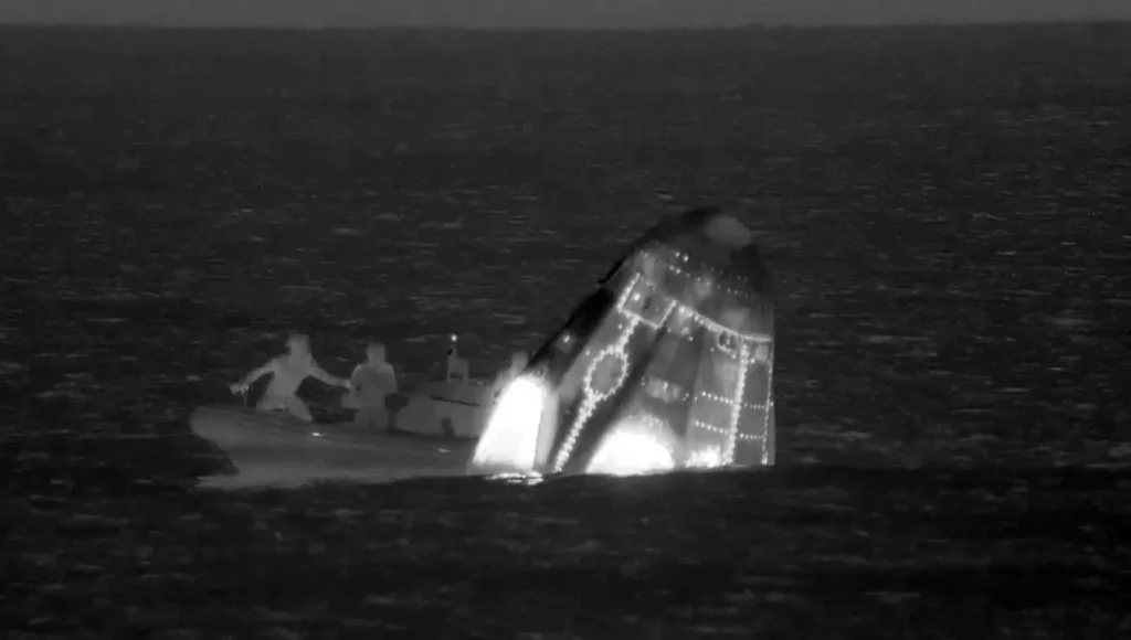 shows the Polaris Dawn mission's “Dragon” capsule splashing down near Dry Tortugas, Florida